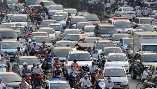Vài năm gần đây, lượng ôtô tăng mạnh, đặc biệt là dòng xe cá nhân và gia đình (4 - 7 chỗ), trong khi đa phần đường ở Hà Nội vẫn nhỏ hẹp, vỉa hè, lòng đường lại bị chiếm dụng để bán hàng, trông xe...
